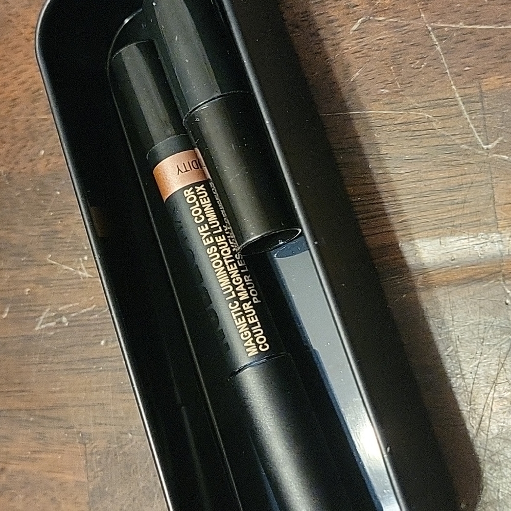 Magnetic luminous eye color